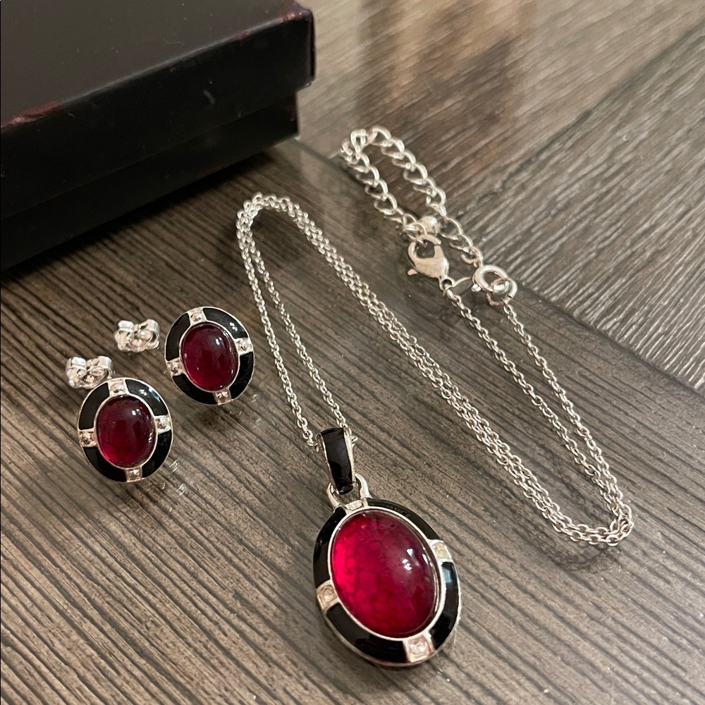 2012 Avon East End Gift Set - Red Necklace & Earrings - Picture 5 of 16